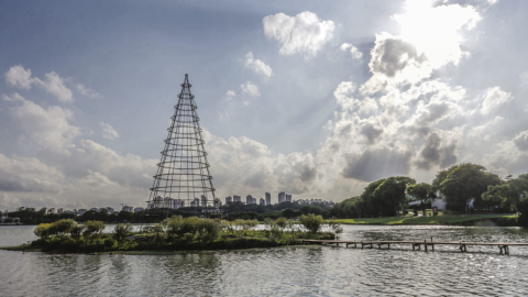 Maior árvore de Natal de Curitiba começa a ser montada no Parque Barigui