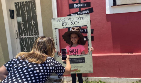 Rua famosa de Curitiba promove atividades interativas em homenagem a Harry Potter