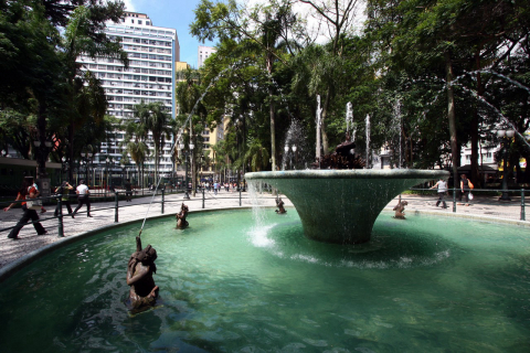 Turismo local: 10 praças para curtir Curitiba