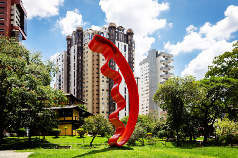 Entre os arranha-céus de Curitiba, a obra de Tomie Ohtake é um convite à reflexão