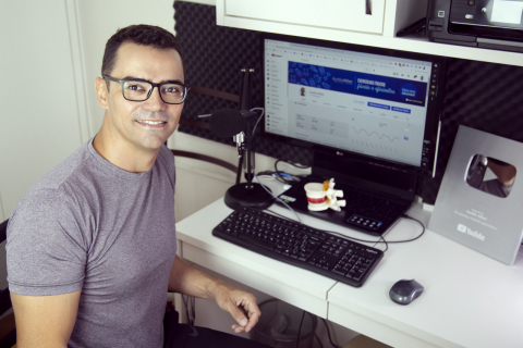 Educador físico e youtuber em prol da saúde conquista idosos nas redes