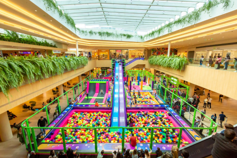 Shopping inaugura tobogãs gigantes e trampolins para crianças e adultos