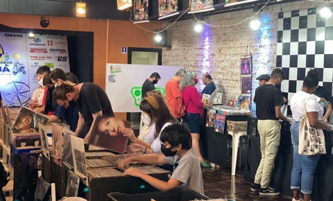 Cultura e paixão por vinil em evento com mais de 8 mil discos à venda