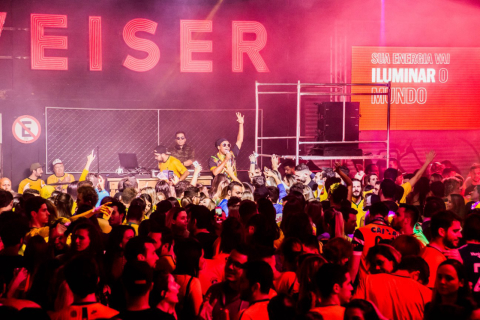 Open de cerveja e Emicida: BudX terá transmissão dos jogos da copa em Curitiba