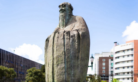 Influência oriental: a história da estátua de Confúcio em Curitiba