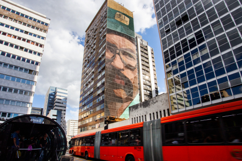 Conheça a história por trás do mural que retrata Leminski no Centro de Curitiba