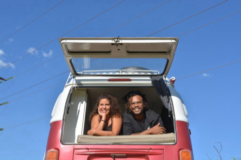 Casal nômade estará em Curitiba com a Kombi Penélope, famosa nas redes sociais