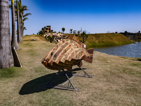 Mostra cria zoológico a céu aberto com esculturas feitas de materiais recicláveis