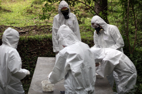 Cinco artistas constroem e destroem obras em gesso em performance no MuMA