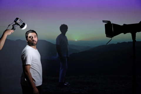 Com peça e instalação artística, "O Coveiro" entra em cartaz na Caixa Cultural