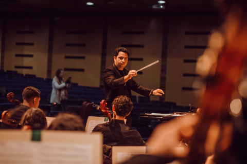 Sob regência do venezuelano Roberto Ramos, OSP apresenta três obras no concerto "Cenários"