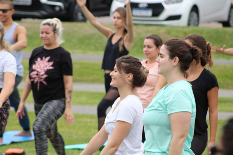 Evento gratuito no Parque Barigui combina piquenique, yoga e surf