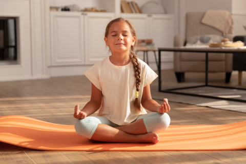 Yoga pode ajudar no controle emocional de crianças com TDAH, revela estudo