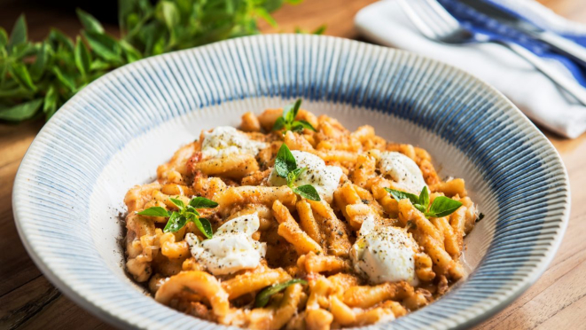 Casarecce trapanese, com pesto de tomate seco com muçarela de búfala, receita vegetariana do Jamie's Italian Curitiba.