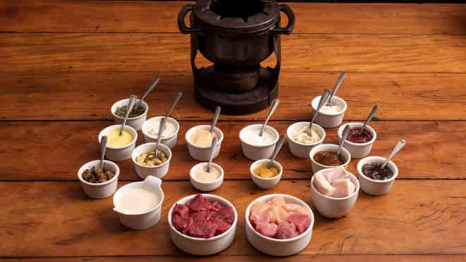 Fondue de carnes no óleo, com mignon, frango, peixe, lombo suíno e legumes, acompanhados de nove tipos de molhos, do Le Réchaud.