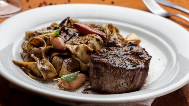 Pappardelle ao funghi trufado e mignon, um dos pratos principais do Anarco Mercado Municipal.