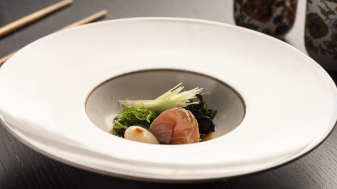 Salada Z, entrada delicada do Z. Sushi Lounge Bar, com goma wakame, alho-poró, wakame desidratado, lichia e uma lâmina de salmão ao molho ponzu.