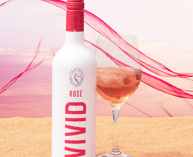 Rosé desenvolvido para o verão brasileiro. | Foto: Adriano Souza/Evino