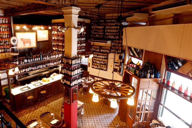 Restaurante fica num sobrado antigo, com ladrilhos hidráulicos e paredes repletas de garrafas de vinho. Divulgação/Facebook Don Julio.