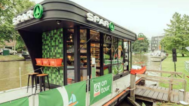 O supermercado desmontável Spar pode ser transportado até de barco para onde desejar.