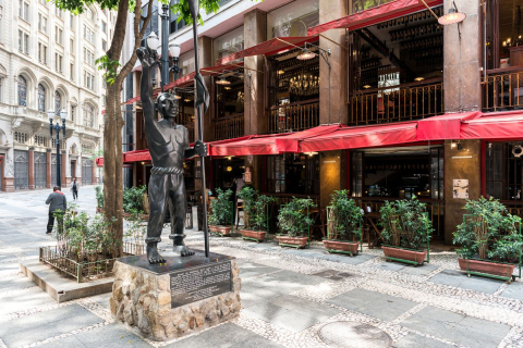 Bares de São Paulo voltam a funcionar e restaurantes abrem por mais duas horas