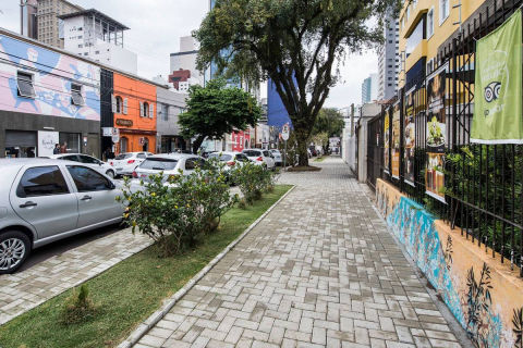 Curitiba prorroga bandeira amarela e mantém restaurantes abertos e bares fechados