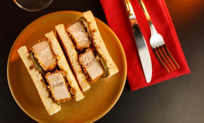 Um dos pratos do Lemí Bar, o Katsu Sando é um sanduíche que ganhou a versão delivery para "viajar" bem até a casa do cliente.