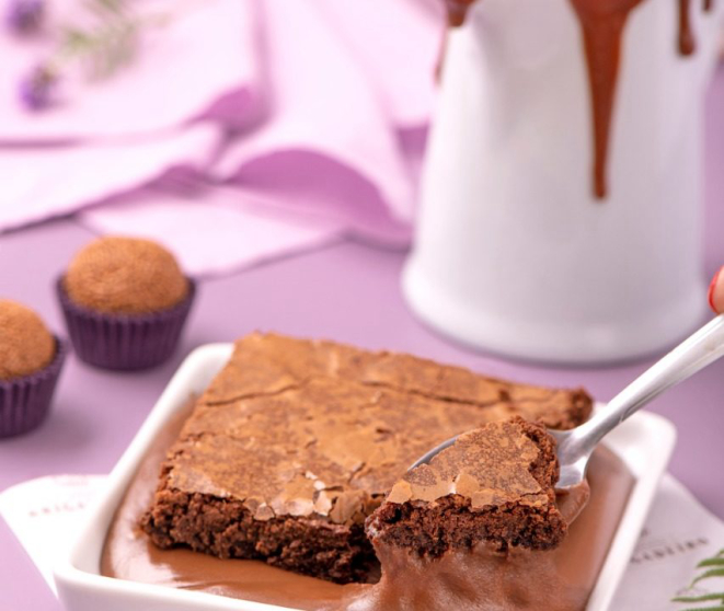 Brownie com calda de brigadeiro. Foto: Marcelo Krelling