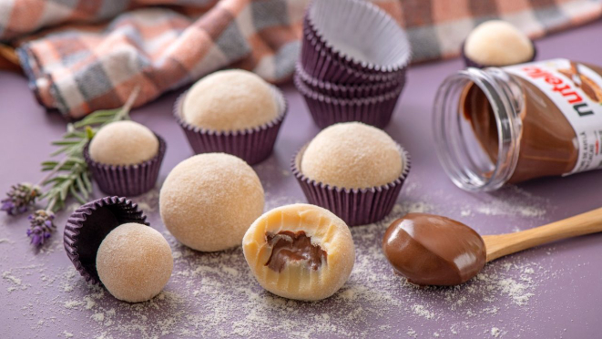 Brigadeiro tamanho G: tem opção de chocolate ao leite e de Ninho recheado com Nutella.