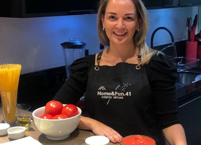 A empresária curitibana Renata Jansen criou um curso diferente onde ela apenas apresenta os chefs convidados.