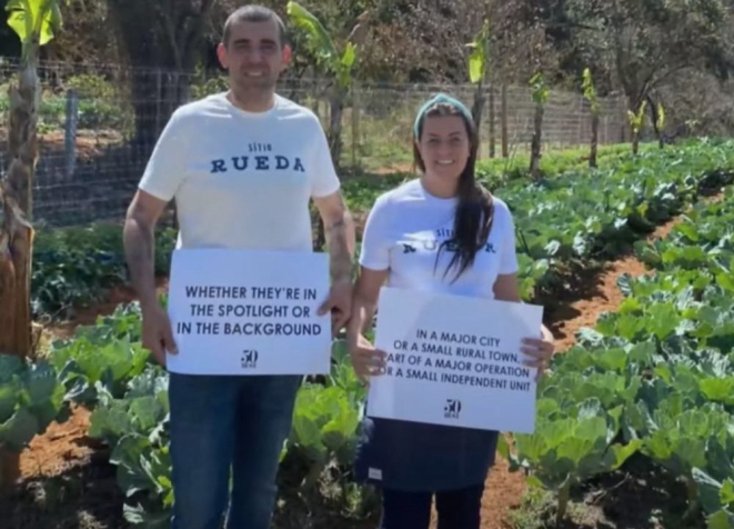 O casal Rueda posa para a apresentação do manifesto do 50 Best para 2022, por uma maior inclusão e valorização dos pequenos produtores.