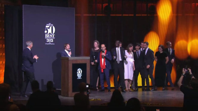 O chef René Redzepi comemora o título de melhor restaurante do mundo em 2021, uma posição acima da última edição em 2019.