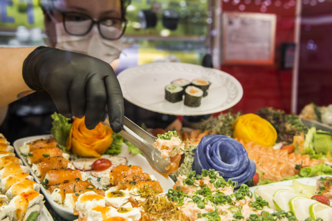 Três a cada quatro restaurantes no Brasil operam com menos funcionários
