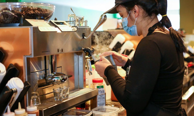 Os cafés são preparados com grãos do blend próprio da Starbucks.