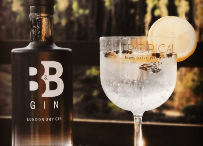 No estilo London Dry, a receita do B&B Gin é baseada em 10 botânicos selecionados, como casca de laranja bahia, raiz de angélica, pimenta Jamaica, canela em pau e coentro.