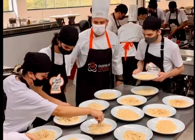 A formação termina com um almoço em três tempos todo preparado pelos alunos sob a supervisão dos professores.