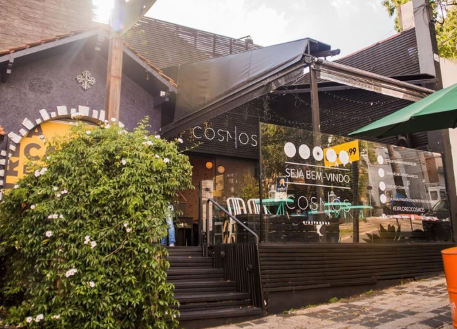 Em Curitiba, o Cosmos Gastrobar anunciou nas redes sociais que só vai permitir a entrada mediante apresentação do comprovante de vacinação no aplicativo ou canhoto.