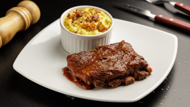 Costelinha barbecue com mac and cheese, do Boi and Beer, casa especializada em cortes especiais.