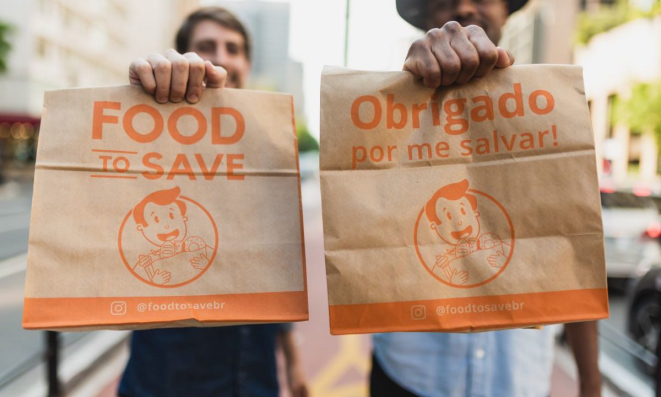 As sacolas são entregues em horários agendados, normalmente após o fim da produção do período.