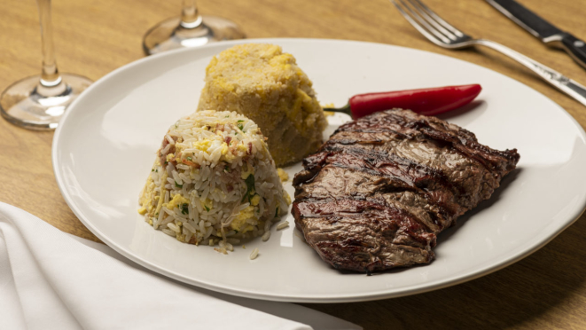 A clássica fraldinha com arroz biro-biro (batata palha, linguiça e ovos) e farofa com farinha de mandioca, ovos, azeitonas e cebolinha, um dos destaques da tradicional Badida, sempre presente no Festival Bom Gourmet.