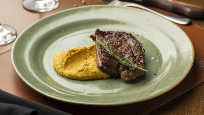 Bife ancho com purê de abóbora, uma das atrações das três unidades da Bull Prime Carnes Nobres.