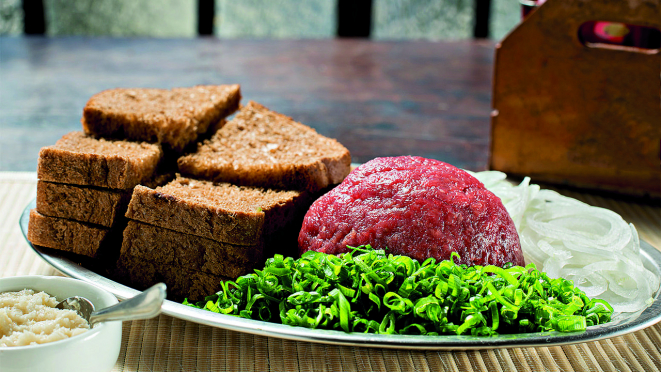 Prato tradicional de Curitiba, Carne de Onça também já apareceu em ranking do TasteAtlas. Na foto, preparo do Barbaran.