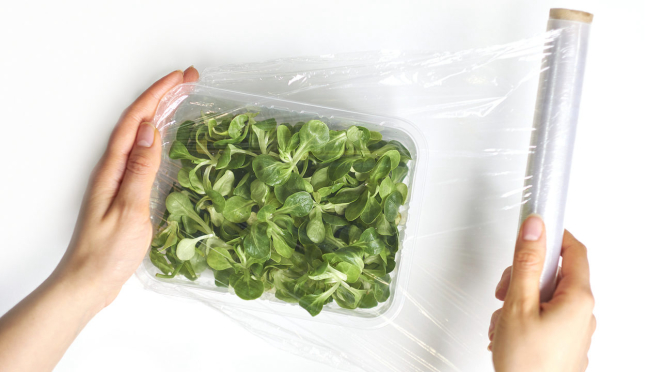 Plástico-filme facilita a armazenagem correta, evitando contaminação. Foto: Bigstock.