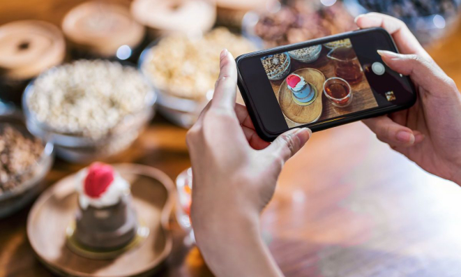 As redes sociais se tornaram o principal canal de divulgação dos restaurantes, mas é preciso ficar atento às produções das fotos.