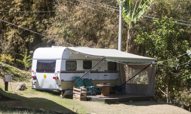 Já na região de São Bento do Sapucaí, é possível passar a noite em um trailer no meio do campo do sítio Frescor da Mantiqueira.