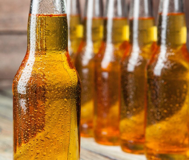 Cervejas em garrafas transparentes têm lúpulo especial. Foto: Bigstock