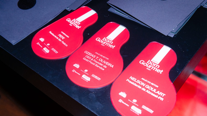 Os três homenageados receberam uma placa especial e todos os 300 vencedores levaram para casa um troféu em novo formato.