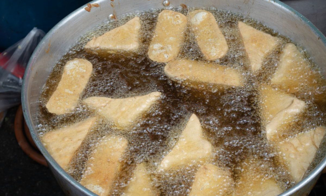 O óleo de fritura usado excessivamente pode provocar danos à saúde dos clientes.