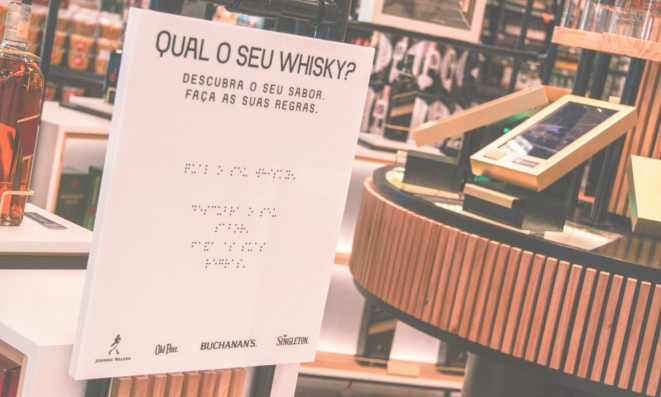 São utilizados recursos tecnológicos e acessibilidade com orientações em braile.