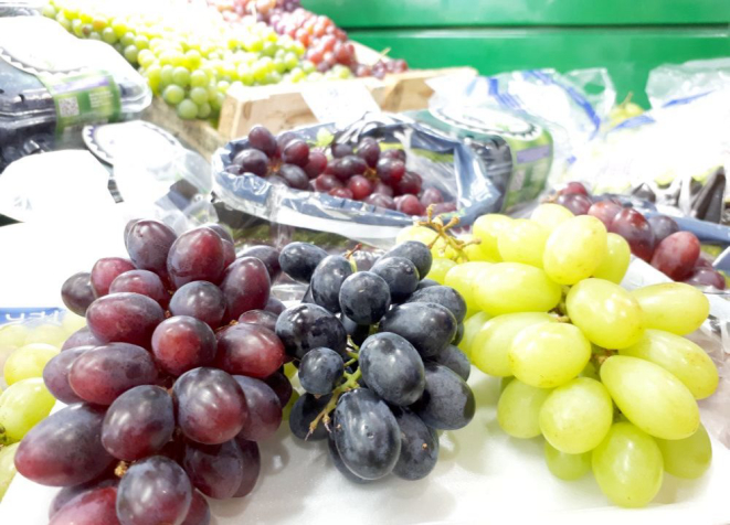 As uvas Gota de Mel (Vitória), Crimson e Thompson são as mais vendidas da Banca do Adalto. Foto: Guilherme Grandi/Gazeta do Povo.